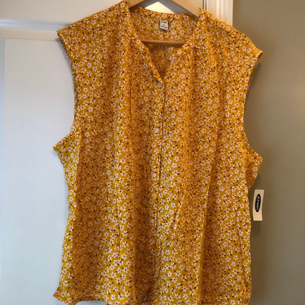 Women’s lightweight sleeveless top